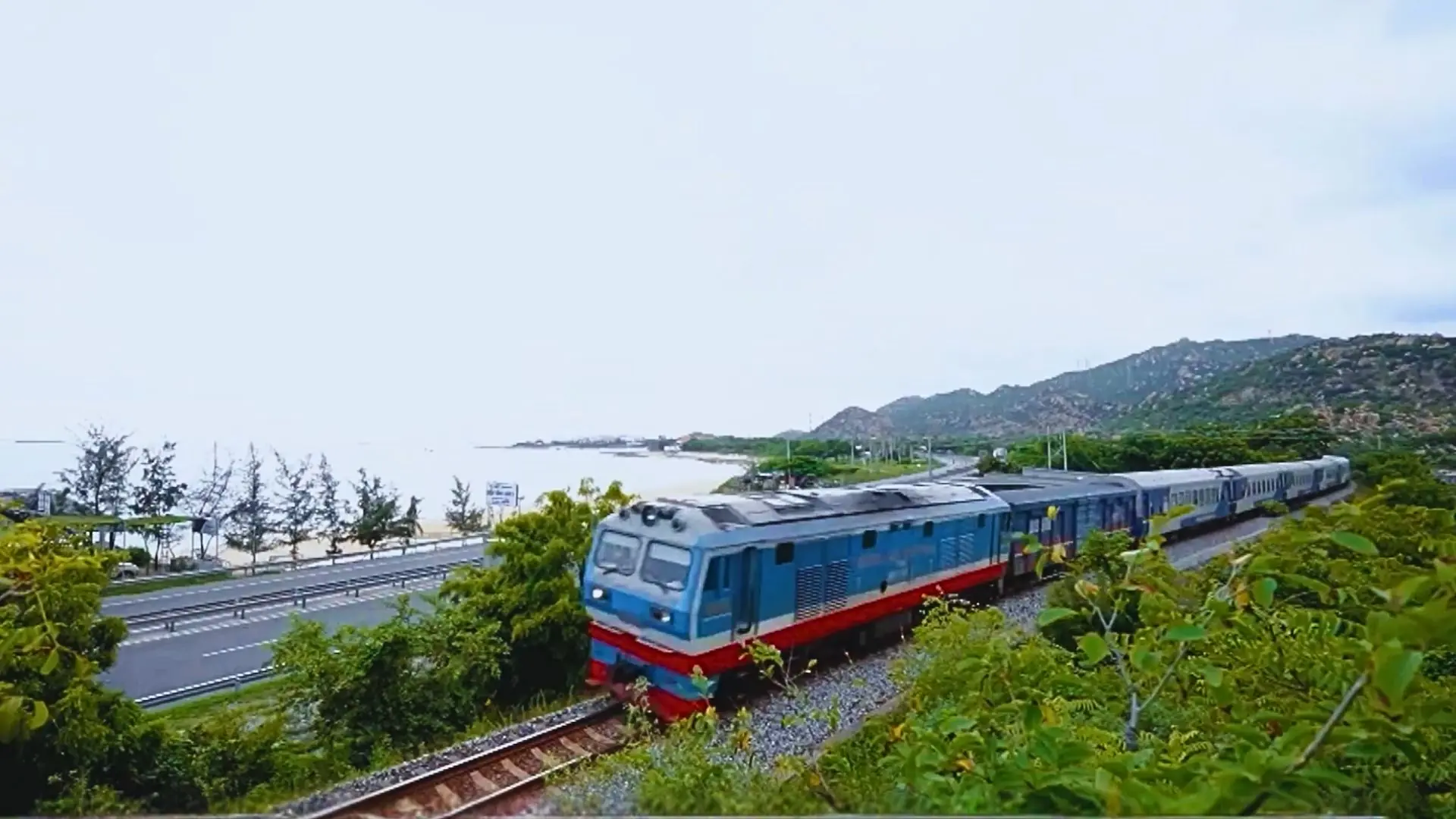 Tàu xe nhộn nhịp trước kỳ nghỉ Tết Dương lịch